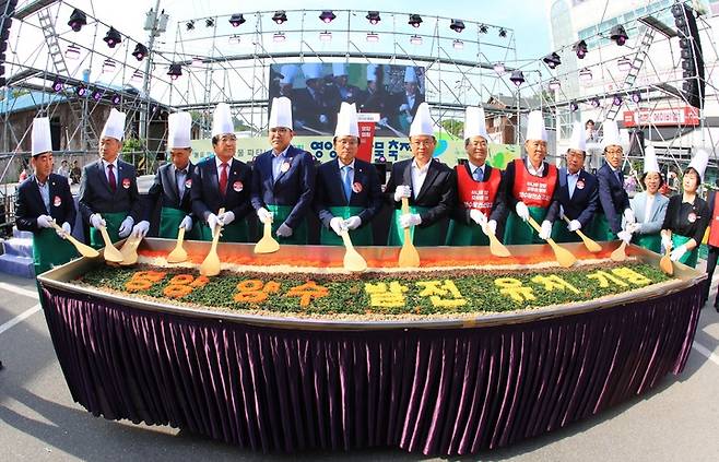 '2023영양산나물축제'에서 양수발전소 유치를 기원하는 퍼포먼스를 하고 있다. (사진=영양군 제공) *재판매 및 DB 금지