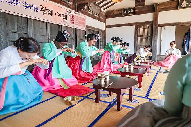 영남대학교에 재학중인 외국인 유학생들이 대학 민속촌 내 구계서원에서 한국의 전통 성년식인 관례·계례 체험을 하고 있다.  *재판매 및 DB 금지