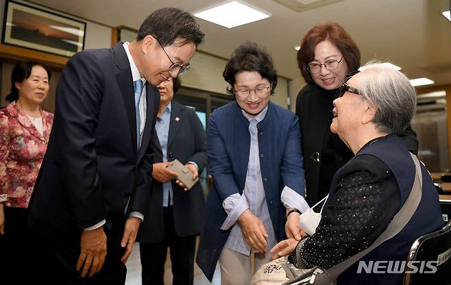 [광주=뉴시스] 변재훈 기자 = 김동연 경기도지사가 5·18민주화운동 43주기를 엿새 앞둔 13일 오전 광주 남구 양림동 오월어머니집을 찾아 항쟁 희생자 유족들과 인사하고 있다. 2023.05.13. wisdom21@newsis.com