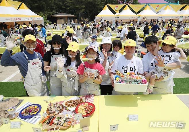 [과천=뉴시스] 조수정 기자 = 13일 경기 과천시 서울랜드 피크닉장에서 열린 '스위트홈 제26회 오뚜기 가족요리 페스티벌'에서 참가 가족들이 요리 실력을 뽐내고 있다. 올해는 지난해보다 참가자 규모를 두배 늘린 총 100팀이 참여해 한식·양식·중식·일식 등 요리 경연을 펼쳤다. 2023.05.13. chocrystal@newsis.com