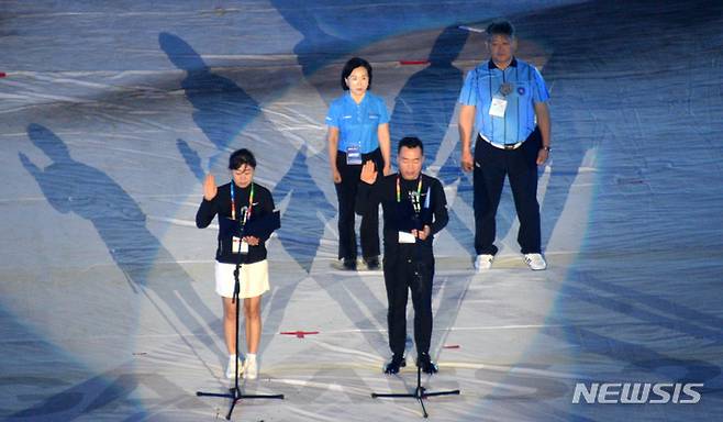 [전주=뉴시스] 김얼 기자 = 전세계 생활 체육인의 대축제 '2023 전북 아시아태평양 마스터즈대회' 개회식이 열린 13일 전북 전주시 전주월드컵경기장에서 선수단과 심판진이 공정한 경기를 위한 선서를 하고 있다. 2023.05.13. pmkeul@nwsis.com