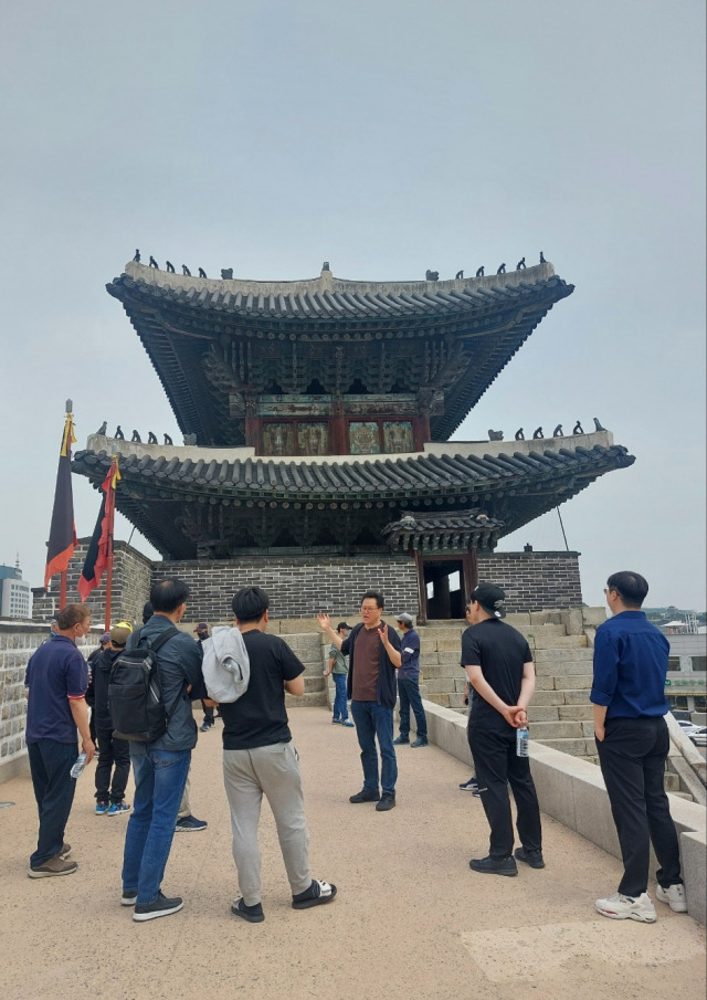 12일 오후 수원화성에서 최준영 인문독서공동체 '책고집' 대표가 대전에서 강경한 노숙인들을 대상으로 화성성곽의 내력에 대해 설명하고 있다. 사진 = 손대선 기자