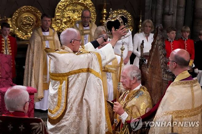 영국 찰스 3세에게 왕관을 씌워주는 캔터베리 대주교 [로이터 연합뉴스 자료사진. 재판매 및 DB 금지]