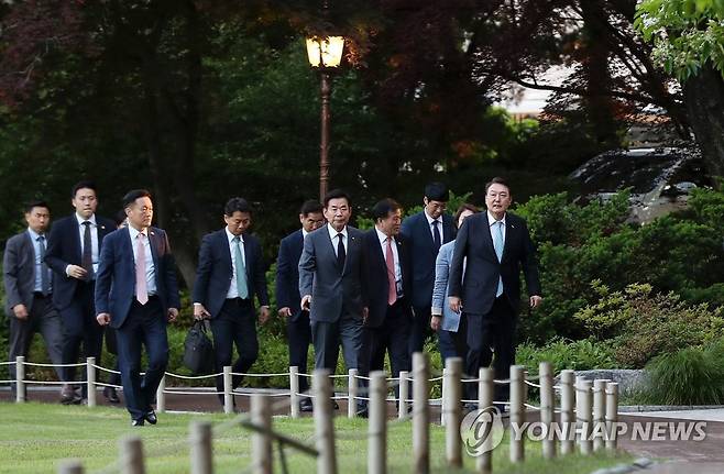 청와대 함께 걷는 윤석열 대통령과 김진표 의장 (서울=연합뉴스) 진성철 기자 = 윤석열 대통령과 김진표 국회의장이 12일 청와대에서 차담회를 갖기 위해 녹지원으로 이동하고 있다. 2023.5.12 [대통령실통신사진기자단] zjin@yna.co.kr