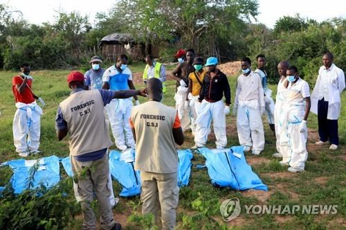 케냐, 사이비 종교 사망자 179명 지난 11일(현지시간) 케냐 동남부 말린디의 기쁜소식 국제교회 인근 숲에서 아사한 신도들의 시신을 범죄수사대 및 법의학 조사관들이 발굴해 분류하고 있다.[로이터 연합뉴스 자료사진, 재판매 및 DB 금지]