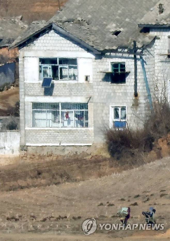 태양광 발전 패널 설치된 북한 주택 북한 김정일 국방위원장의 생일(광명성절)을 하루 앞둔 2023년 2월 15일 경기도 파주에서 바라본 황해북도 개풍군의 한 주택에 태양광 발전 패널로 추정되는 물체가 설치돼 있다. [연합뉴스자료사진. 재판매 및 DB 금지]
