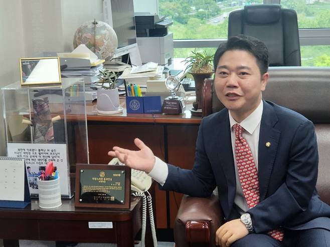 지성호 의원 [촬영 최현석] 사진 왼쪽 투명함 속 넥타이는 북한에 억류됐다 혼수상태로 풀려난 뒤 숨진 미국인 오토 웜비어의 유품으로 지 의원이 웜비어 부모에게서 받은 것이다.