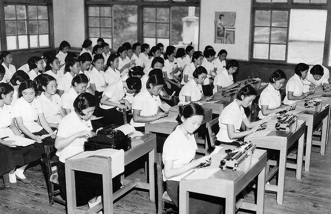 경기여고생들의 타자 수업. 1958년 [연합뉴스 자료사진]