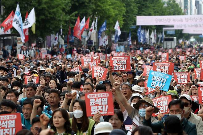 광주 금남로서 열린 전국노동자대회 (광주=연합뉴스) 정회성 기자 = 13일 광주 동구 금남로에서 열린 민주노총 전국 노동자 대회에서 참가자들이 구호를 외치고 있다.