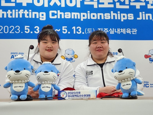 진주아시아역도선수권 여자 최중량급 2·3위에 오른 박혜정과 손영희 (진주=연합뉴스) 하남직 기자 = 박혜정(왼쪽)과 손영희가 13일 진주체육관에서 열린 2023 진주아시아역도선수권 여자 87㎏이상급에서 합계 2위와 3위에 오른 뒤 기념 촬영하고 있다.