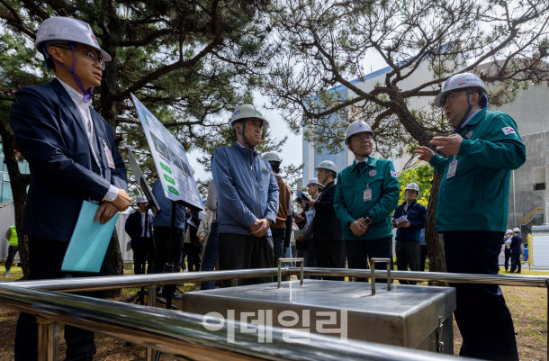 12일 부산 기장군 고리원자력발전소에서 진행된 원자력안전위원회-기상청 원전 지진관측망 합동 현장점검에서 유국희 원안위원장(오른쪽에서 두 번째)과 유희동 기상청장(맨 오른쪽)이 고리 원전에 설치된 지진감시계측기를 살펴보고 있다.(사진=기상청, 원자력안전위원회)