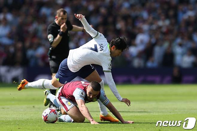 존 맥긴에 걸려 넘어지는 손흥민. ⓒ AFP=뉴스1