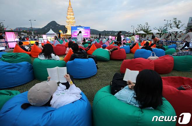 지난 13일 서울 광화문광장에 마련된 야외도서관 '광화문 책마당'을 찾은 시민들이 책을 읽는 모습. /뉴스1 ⓒ News1 구윤성 기자