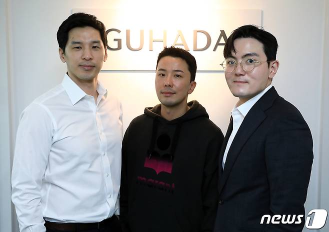 명품 플랫폼 '구하다'의 이근일 CTO(왼쪽부터)와 윤재섭 CEO, 임홍섭 COO가 9일 오후 서울 강남구 선릉로 '구하다' 사무실에서 뉴스1과 인터뷰를 위해 포즈를 취하고 있다. 2023.5.9/뉴스1 ⓒ News1 박정호 기자