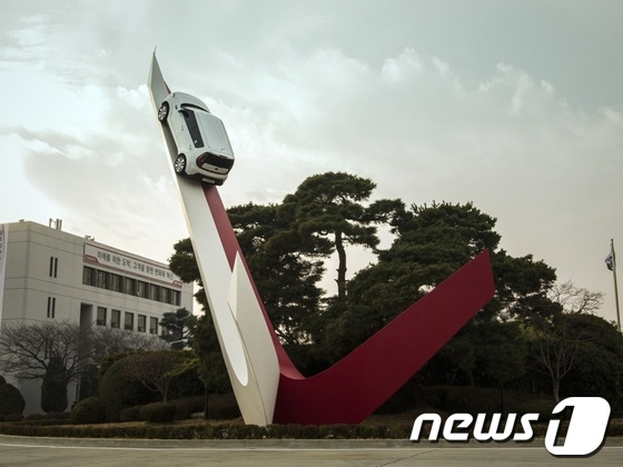 기아 오토랜드 광주의 정문 상징 조형물인 '비욘드 모빌리티'.(기아 제공)ⓒ News1