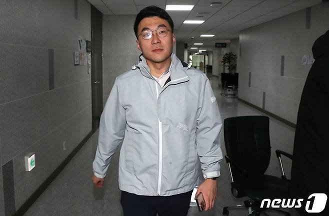 가상자산(암호화폐) 이상 거래 의혹 논란에 자진탈당을 선언한 김남국 더불어민주당 의원이 14일 오전 서울 여의도 국회 의원회관 의원실로 출근하고 있다. 김 의원은 이날 오전 자신의 사회관계망서비스(SNS)를 통해 "저는 오늘 사랑하는 민주당을 잠시 떠난다＂고 밝혔다. 2023.5.14/뉴스1 ⓒ News1 임세영 기자