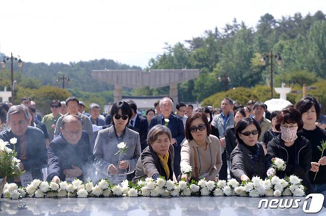 5·18민주화운동 제43주년을 나흘 앞둔 14일 오전 광주 북구 운정동 국립5·18민주묘지를 찾은 참배객들이 오월영령을 추모하고 있다. 2023.5.14/뉴스1 ⓒ News1 이승현 기자