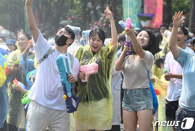 13일 대전 유성구 온천로 일원에서 열린 유성온천축제에서 시민과 관광객들이 온천수 물총 스플래쉬를 즐기고 있다. 유성온천축제는 12일부터 14일까지 3일간 진행된다. 2023.5.13/뉴스1 ⓒ News1 김기태 기자