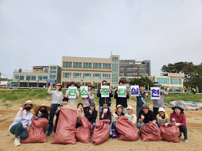 경기관광공사가 지난 12일 경기연구원, 경기복지재단과 함께 화성시 궁평 솔밭해수욕장에서 해안정화활동을 벌였다.