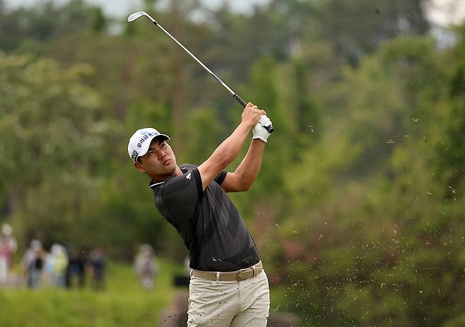 이준석이 14일 KPGA 코리안투어 우리금융챔피언십 4라운드 2번홀에서 아이언으로 두번째 샷을 하고 있다. /KPGA