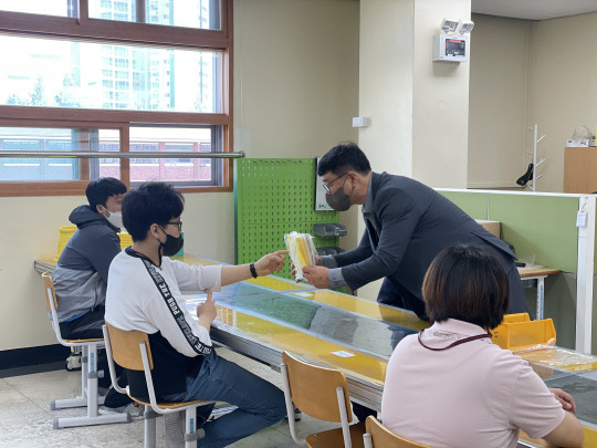 대전혜광학교 조립생산1반에서 송민철 교사가 학생들을 대상으로 수업을 진행하고 있다. 사진=유가인 기자