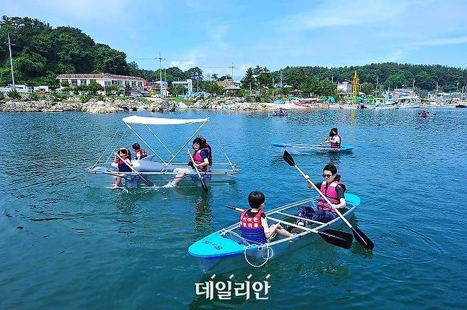 강원도 양양군 수산마을에서는 투명 카약을 즐길 수 있다. ⓒ한국어촌어항공단