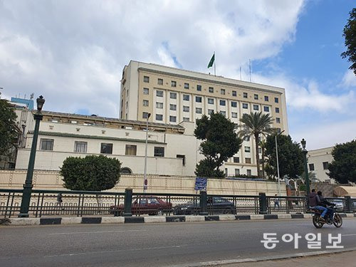 이집트 수도 카이로에 자리잡고 있는 아랍연맹 본부. 국제사회에서 아랍 국가들의 이익을 위해 1945년에 설립된 국제기구다. 전체 회원국은 22개국이지만 시리아는 2011년부터 자격 정지 상태다. 동아일보 DB