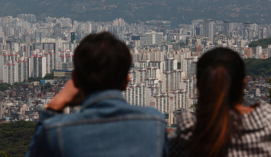 14일 서울 남산에서 바라본 시내 아파트 단지. 연합뉴스.