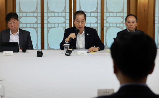 한덕수(가운데) 국무총리가 14일 서울 종로구 총리 공관에서 열린 고위당정협의회에서 발언하고 있다. 왼쪽부터 김대기 대통령비서실장, 한 총리, 추경호 경제부총리 겸 기획재정부 장관.<연합뉴스>