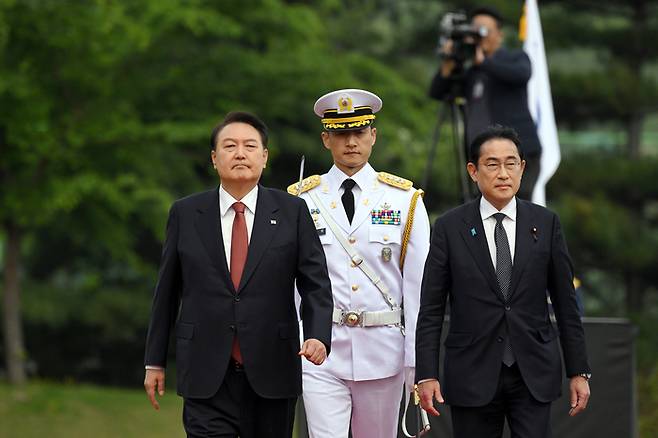 윤석열 대통령과 한국을 찾은 기시다 후미오 일본 총리가 7일 서울 용산 대통령실에서 열린 공식 환영식에서 의장대를 사열하고 있다. 대통령실 제공