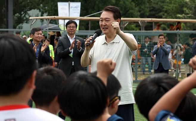 윤석열 대통령이 14일 오전 서울 용산 어린이정원 내 축구장에서 열린 김태영 대한축구협회 사회공헌위원장 주관 축구클리닉에서 전국유소년 축구대회에 참가한 어린이 선수들에게 격려의 말을 하고 있다. 윤운식 선임기자