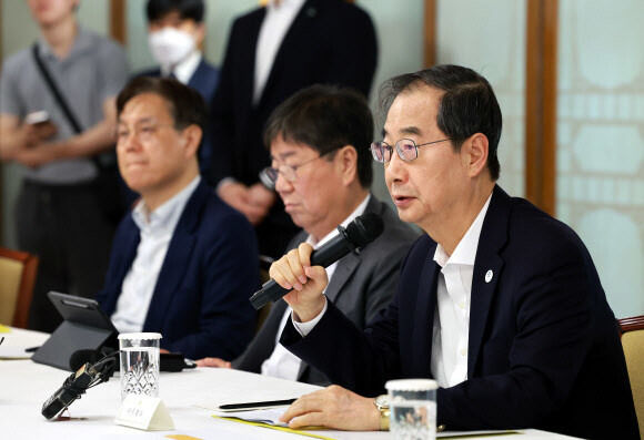 한덕수 국무총리가 14일 서울 종로구 총리 공관에서 열린 고위당정협의회에서 발언하고 있다. 연합뉴스