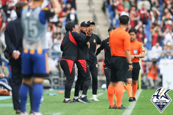 안익수 FC서울 감독이 14일 울산 현대전에서 판정에 거칠게 항의하고 있다. 사진=프로축구연맹