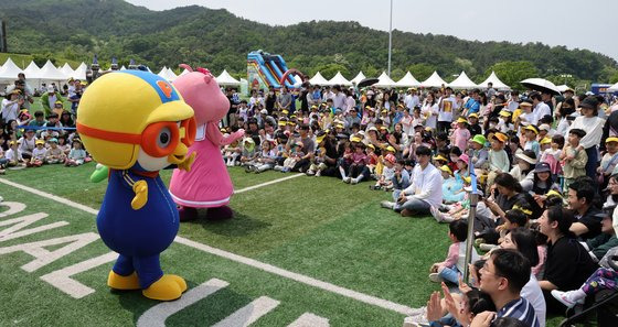 13일 오후 서울대학교 운동장에서 열린 제1회 쌍둥이 플러스 홈커밍데이 행사에서 다둥이 가족들이 뽀로로 공연을 보고 있다. 강정현 기자