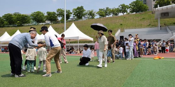 전종관 서울대 의대 산부인과 교수와 사진 찍기 위해 길게 줄 선 다둥이 가족들. 강정현 기자