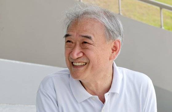 전종관 교수가 13일 오후 서울대학교 운동장에서 제1회 쌍둥이 플러스 홈커밍데이 행사 도중 중앙일보와 인터뷰하고 있다. 강정현 기자