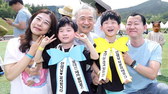 전종관 교수가 행사에 참가한 강희진(39)씨 가족과 기념 촬영하고 있다. 임신 23주차에 위험한 상황을 맞았던 강씨는 전 교수를 만나 무사히 두 아이를 출산했다. 강정현 기자