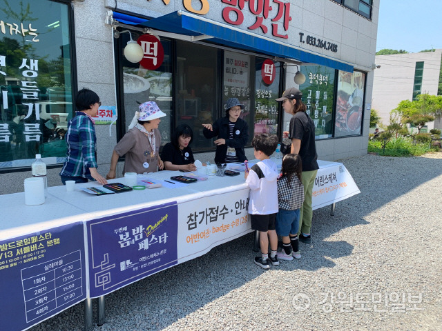 ▲ 13일 춘천 각지에서 열린 도시 스케치 축제 ‘봄밤드로잉페스타’에서 전문 작가와 시민이 어반스케치에 참여하고 있다.