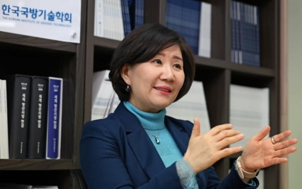 박영욱 한국국방기술학회장이 14일 서울 이화동 한국국방기술학회 사무실에서 인터뷰를 하고 있다.  이솔 한경디지털랩 기자