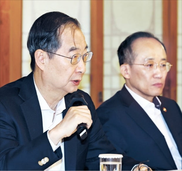 한덕수 국무총리(왼쪽)가 14일 서울 삼청동 총리공관에서 열린 고위당정협의회에서 발언하고 있다.  강은구 기자