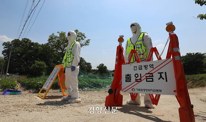 충북 청주시의 한우 농장 두 곳에서 구제역이 발생한 다음날인 지난 11일 추가로 구제역이 발생한 한우 농장 방역초소 앞에서 방역당국 관계자들이 농장으로 들어가는 길을 통제하고 있다. 청주|권도현 기자