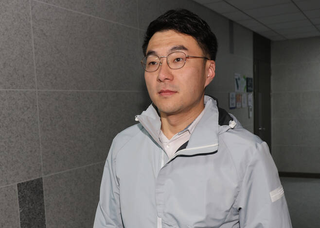 김남국 더불어민주당 의원이 14일 국회 의원실로 출근하고 있다. 김 의원은 출근 후 페이스북을 통해 탈당을 선언했다. 연합뉴스