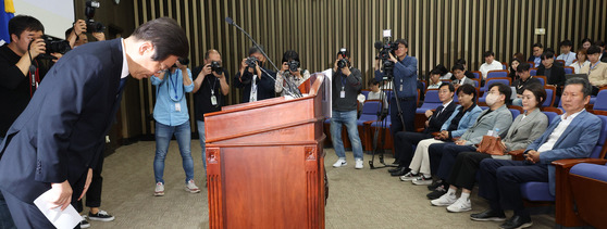 Democratic Party Chair Lee Jae-myung apologizes to the public regardign Rep. Kim Nam-kuk's recent controversy at the party's meeting on Sunday in Yeouido, Seoul. [YONHAP]