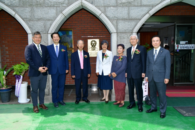 이상양 전도사 부조 제막식에 참석한 내빈들이 14일 서울 마포구 망원제일교회에서 부조와 함께 기념 촬영을 하고 있다. 왼쪽부터 이 전도사의 아들 이선배 집사, 홍성인 망원제일교회 목사, 김기복 이상양전도사기념사업회장, 이 전도사의 아내 박영혜 장로, 조카 이순배 집사, 이선우 장로, 이규재 장로.  신석현 포토그래퍼