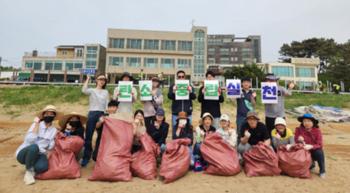 경기관광공사, 경기연구원, 경기복지재단 관계자들이 지난 12일 화성시 궁평 솔밭해수욕장에서 해안정화활동을 실시하고 기념촬영을 하고 있다. 경기관광공사 제공