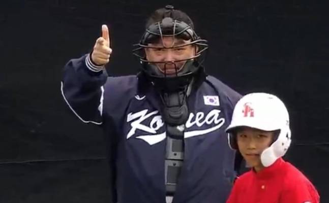 윤석열 대통령이 14일 오전 용산어린이정원 스포츠필드에서 열린 대통령실 초청 유소년야구대회 결승전에서 구심으로 나와 ‘스트라이크’를 외치고 있다. [출처 = 방송중계 캡쳐]