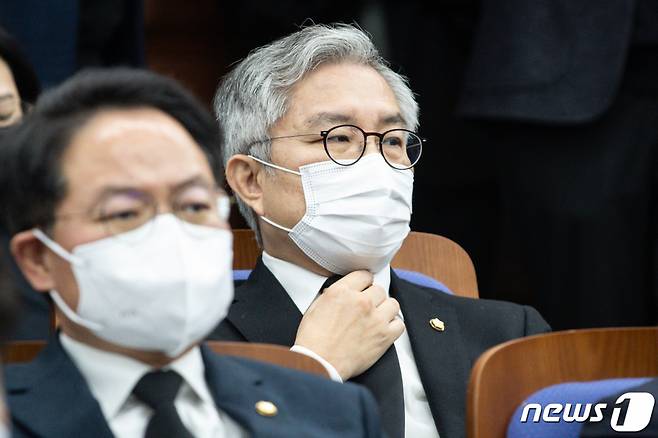 (서울=뉴스1) 유승관 기자 = 최강욱 더불어민주당 의원(오른쪽)이 지난 2022년 11월 서울 여의도 국회에서 열린 정책의원총회에 참석해 이재명 대표의 모두 발언을 경청하고 있는 모습/뉴스1  Copyright (C) 뉴스1. All rights reserved. 무단 전재 및 재배포 금지.