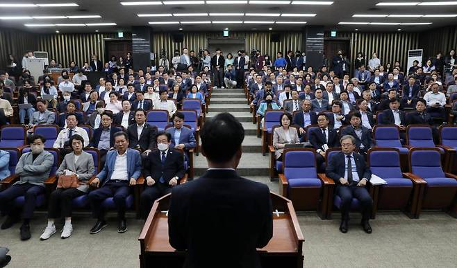 [서울=뉴시스] 고범준 기자 = 박광온 더불어민주당 원내대표가 14일 오후 서울 여의도 국회에서 열린 의원총회에서 발언하고 있다. 2023.05.14.