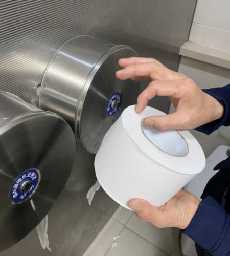 "휴지가 얼마 안 남았을 땐 한 번씩 갈아줘야 한다"며 가져오시는 모습. 그 덕분에 곤란한 일이 적었을 게다./사진=남형도 기자