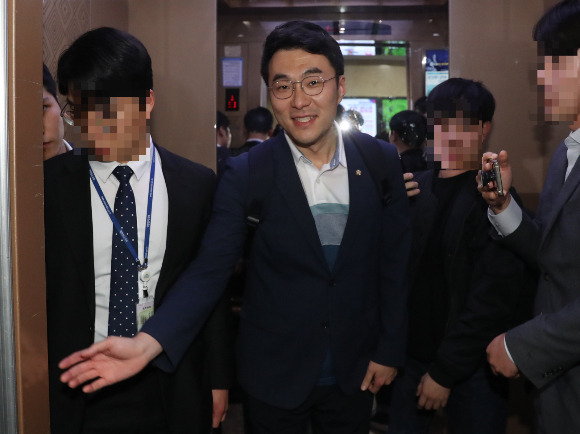 김남국 더불어민주당 의원이 지난 9일 저녁 서울 여의도 국회 의원회관 의원실에서 나와 취재진의 질문을 받으며 이동하고 있다./사진=뉴스1